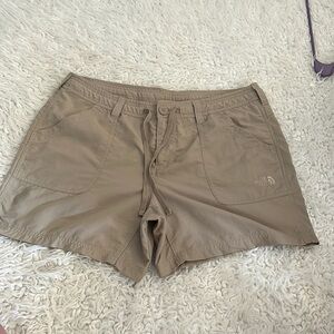 30% off w ♥️ The North Face kakis Shorts 24 adj waist 36” 5” inseam 12” rise